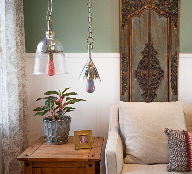 Living room with two printed light bulbs in pendants